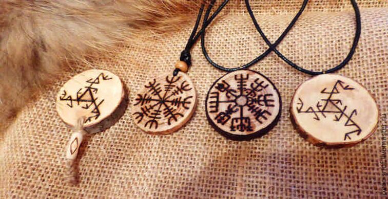 Colgante con runas como talismán del éxito.